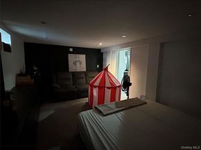 17 Molyneaux Road, Valley Stream NY 11580