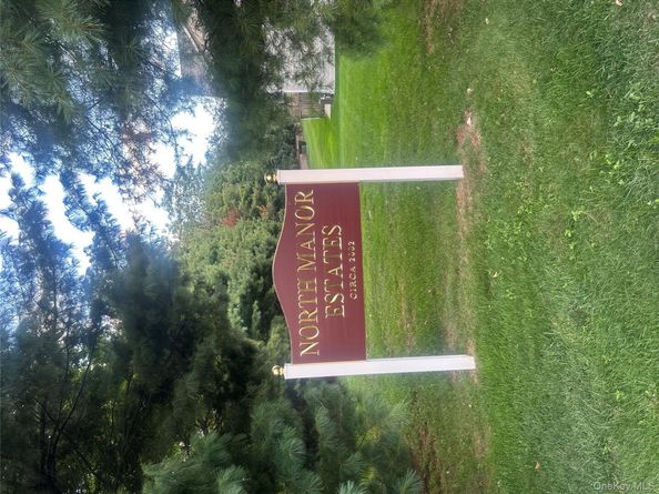 125 Larsen Drive 1, Amityville NY 11701