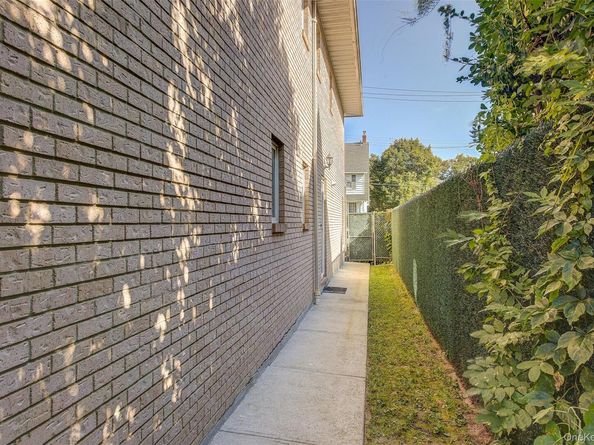 160-32 11th Avenue, Beechhurst NY 11357