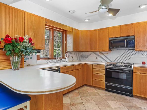 889 James Street, Pelham NY 10803