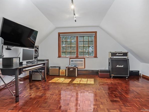 889 James Street, Pelham NY 10803