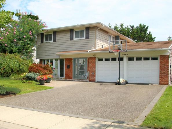 1944 Lowell Lane, Merrick NY 11566