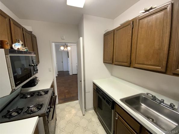27110 Grand Central Parkway 7Y, Floral Park NY 11005