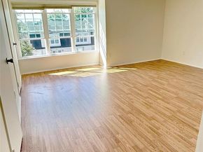 93 Summit Way 93, Syosset NY 11791