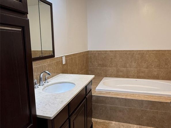 93 Summit Way 93, Syosset NY 11791