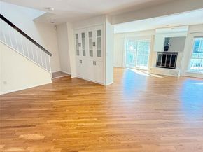 93 Summit Way 93, Syosset NY 11791
