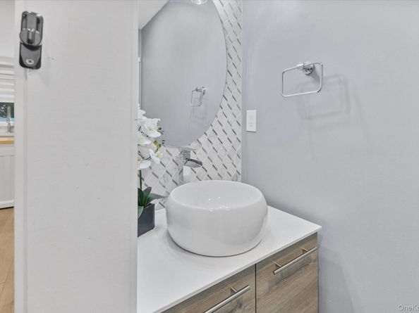 16 Piermont Court, Melville NY 11747