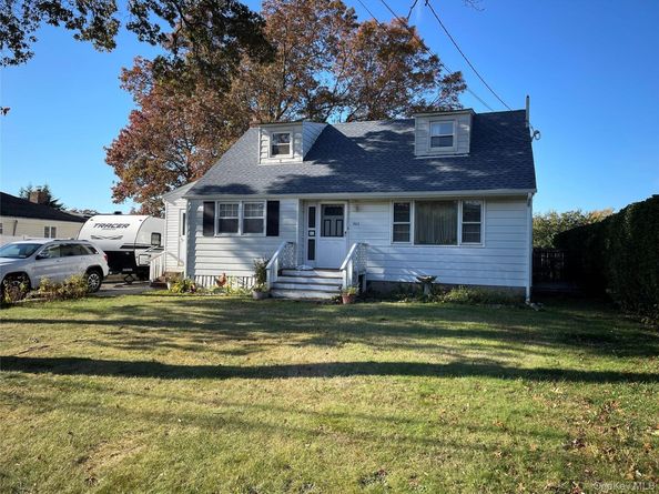 323 Grand Avenue, Lindenhurst NY 11757