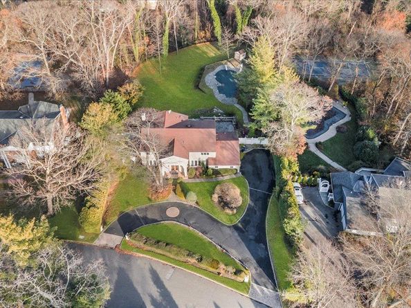 10 Faulkner Lane, Dix Hills NY 11746