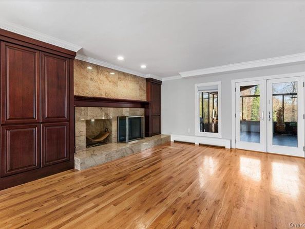 10 Faulkner Lane, Dix Hills NY 11746