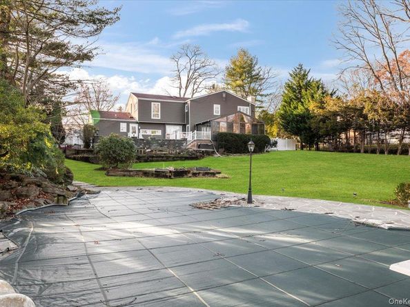 10 Faulkner Lane, Dix Hills NY 11746