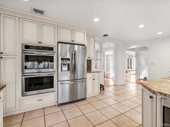 10 Faulkner Lane, Dix Hills NY 11746