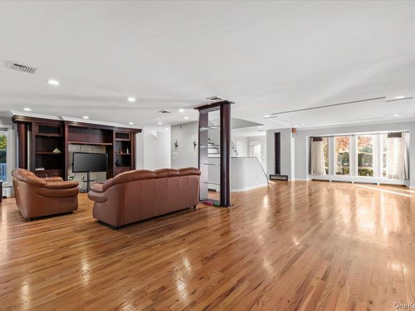 10 Faulkner Lane, Dix Hills NY 11746