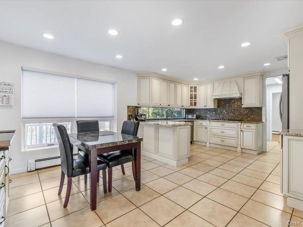 10 Faulkner Lane, Dix Hills NY 11746