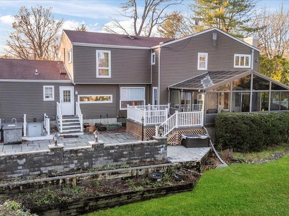 10 Faulkner Lane, Dix Hills NY 11746