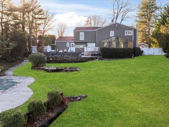 10 Faulkner Lane, Dix Hills NY 11746