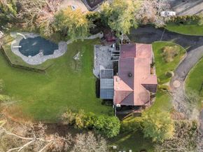 10 Faulkner Lane, Dix Hills NY 11746