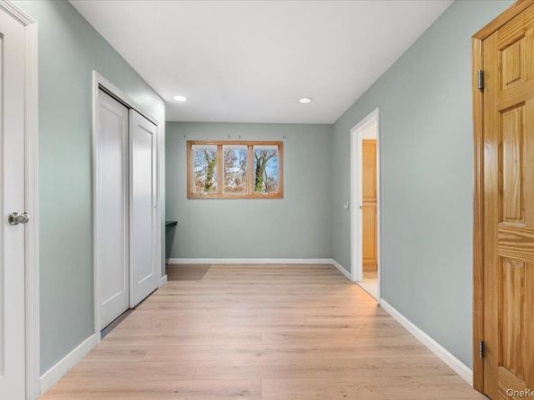 10 Faulkner Lane, Dix Hills NY 11746