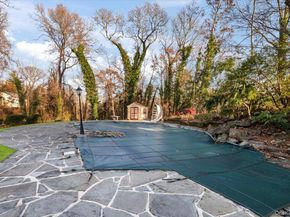 10 Faulkner Lane, Dix Hills NY 11746