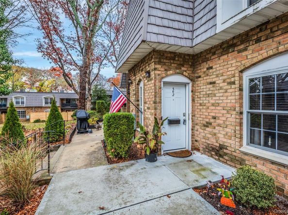 655 Middle Country Road 5C2, Coram NY 11727