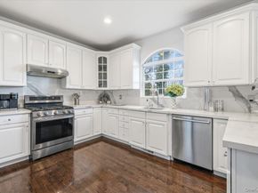 24 Ridge Court, Hauppauge NY 11788
