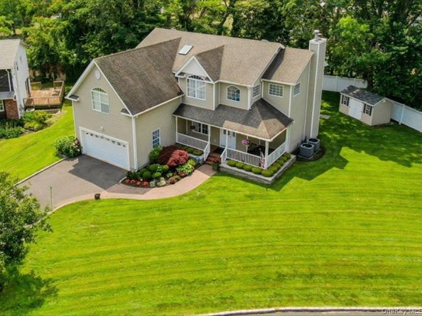 24 Ridge Court, Hauppauge NY 11788