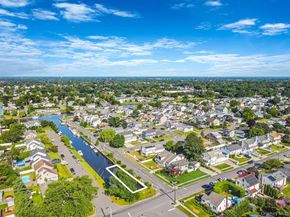 29 North Plaza, Amity Harbor NY 11701