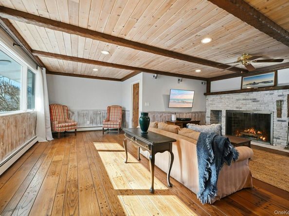 205 Oak Neck Lane, West Islip NY 11795