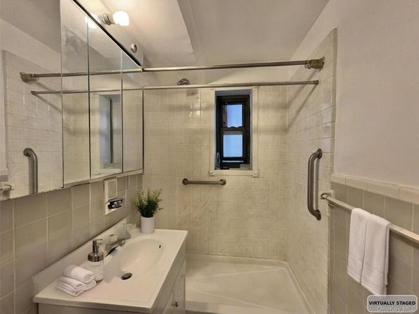 29-30 137th Street 3C, Flushing NY 11354