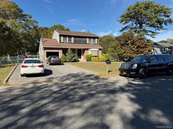 71 Banana Street, Central Islip NY 11722