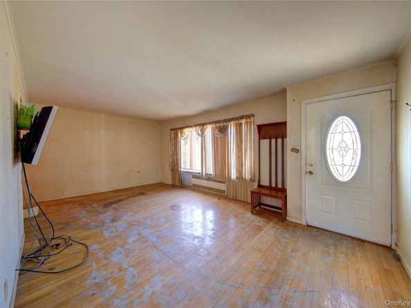 984 Shelburne Drive, Franklin Square NY 11010