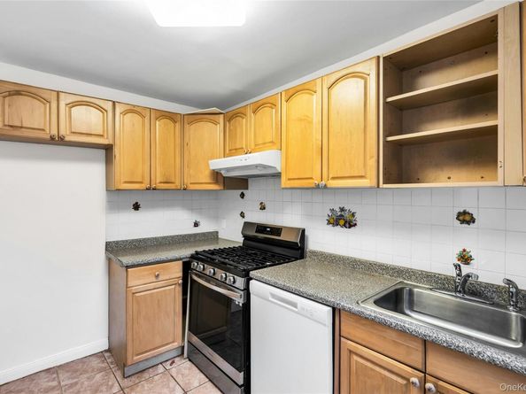 3 Edwards Street 1 G, Roslyn Heights NY 11577