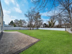 40 Durhamoc Lane, North Babylon NY 11703