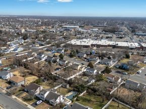 40 Durhamoc Lane, North Babylon NY 11703