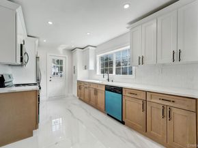 40 Durhamoc Lane, North Babylon NY 11703