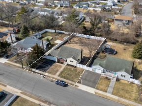 40 Durhamoc Lane, North Babylon NY 11703