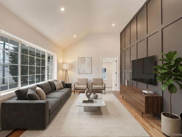 40 Durhamoc Lane, North Babylon NY 11703