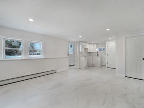 40 Durhamoc Lane, North Babylon NY 11703