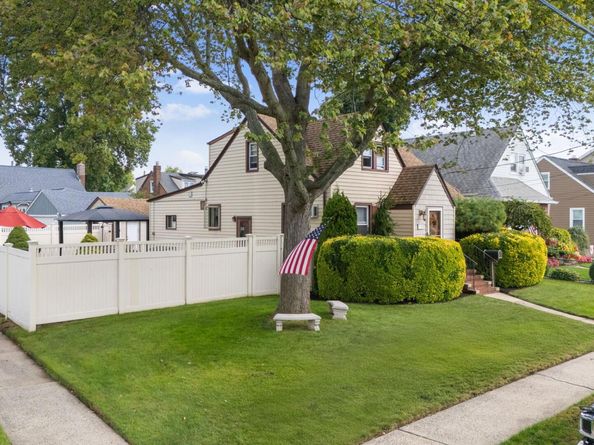 1134 Rosegold Street, Franklin Square NY 11010