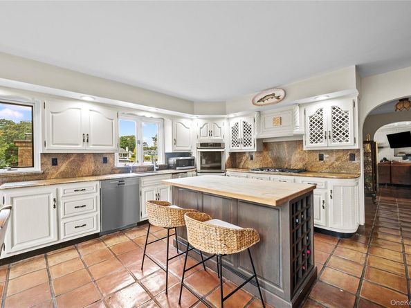 4 Saltmeadow Court, Bayport NY 11705