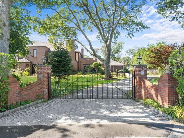 4 Saltmeadow Court, Bayport NY 11705