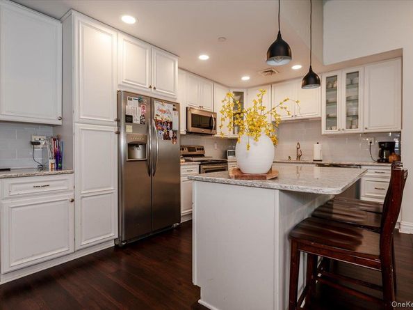 32 Della Drive 32, West Babylon NY 11704