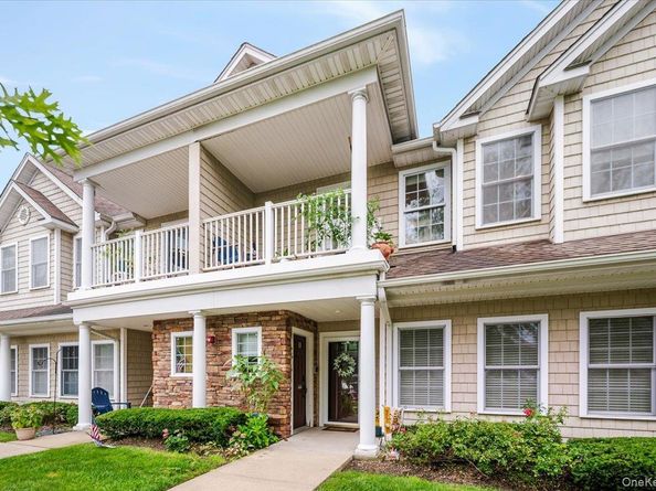 32 Della Drive 32, West Babylon NY 11704