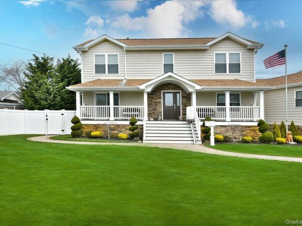 3 Neptune Place, Massapequa NY 11758