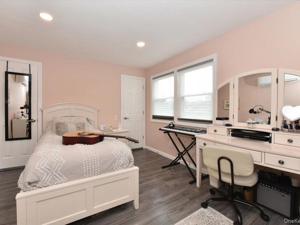 3 Neptune Place, Massapequa NY 11758