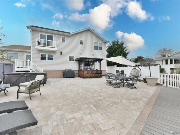 3 Neptune Place, Massapequa NY 11758