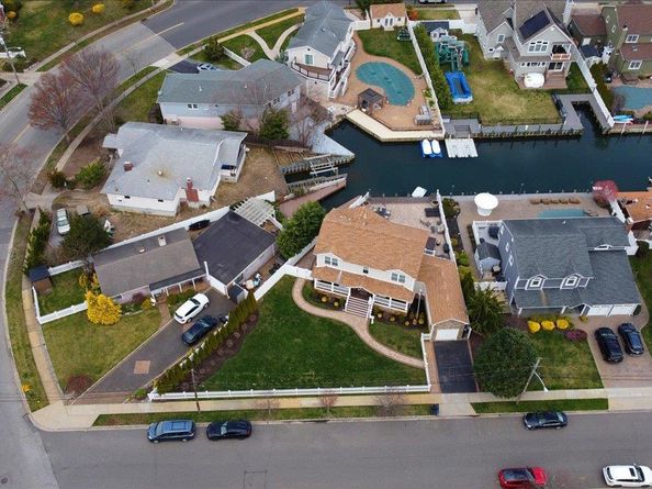 3 Neptune Place, Massapequa NY 11758