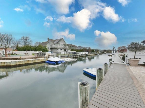3 Neptune Place, Massapequa NY 11758