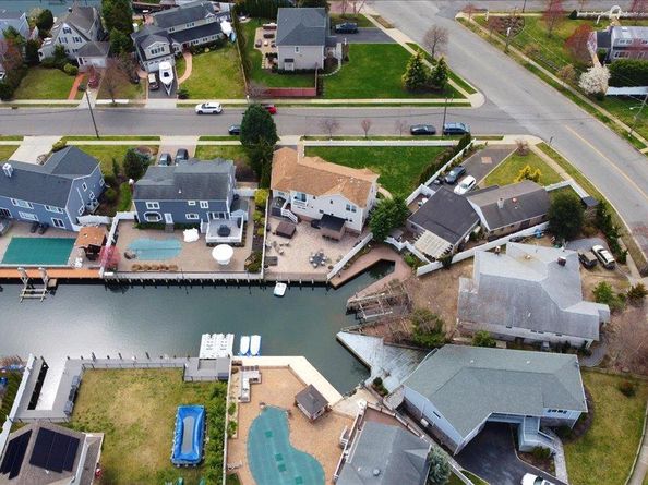 3 Neptune Place, Massapequa NY 11758