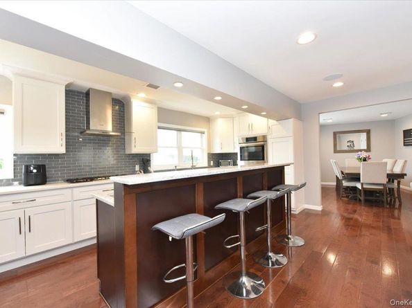 3 Neptune Place, Massapequa NY 11758